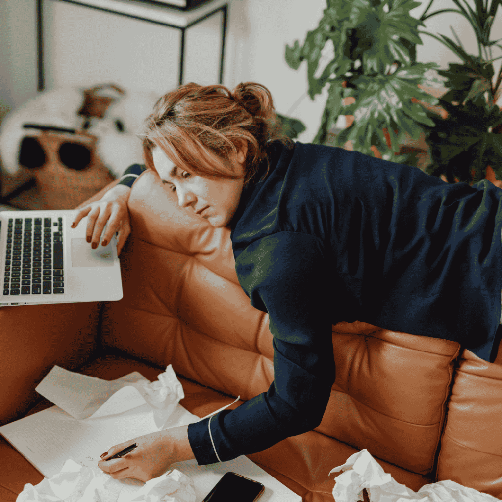 femme épuisée, stress et système nerveux dérégulé